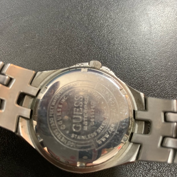 Guess watch two tone stainless still working - Picture 7 of 8